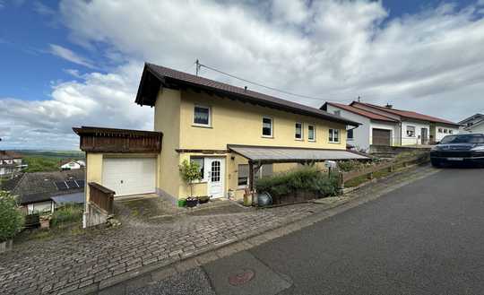 2-Familienhaus-getrennte Eingänge-Garage und Garten