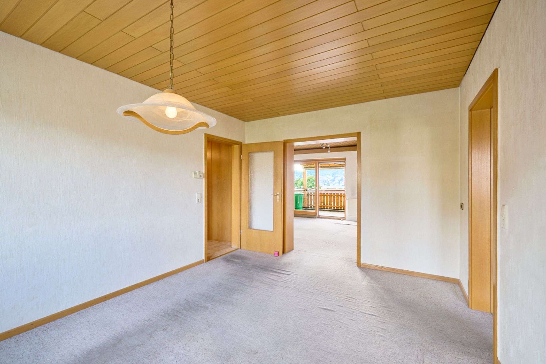 Sanierungsbedürftige 4-Zimmer-Wohnung mit 2 Garagen und Balkon, Reutlingen Kreis – Bild 4