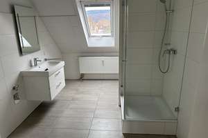Gepflegte Dachgeschosseinheit als nachhaltige Kapitalanlage – Die vollständige Adresse der Immobilie erhältst du vom Anbieter., 69124 Kirchheim, Heidelberg – Vorschaubild 2
