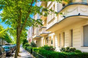 139 m² BERLINER ALTBAUPERLE  •  4 ZIMMER   • STUCK  •   BALKON   •  AUFZUG  •  NAHE KURFÜRSTENDAMM – Die vollständige Adresse der Immobilie erhältst du vom Anbieter., 10711 Halensee, Berlin – Vorschaubild 2