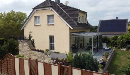 Bild von Modernes Haus mit Wintergarten und großer Terrasse sucht glückliche Familie