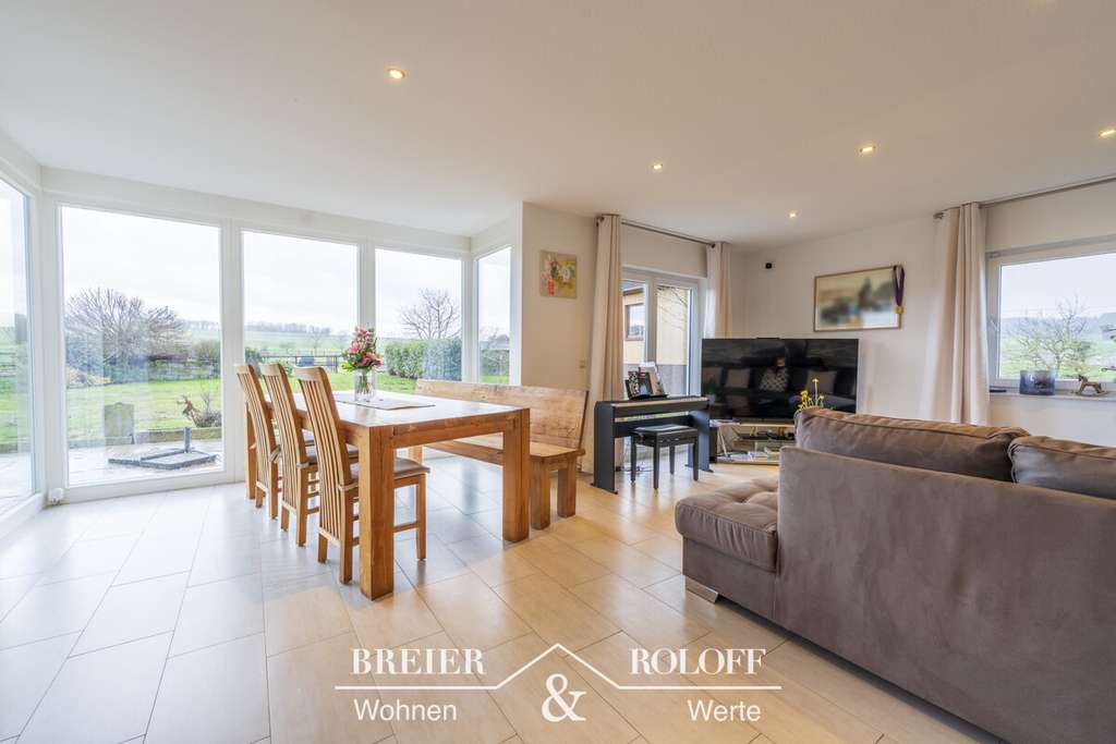 Immobilie in Apelern - Einziehen. Ankommen. Genießen. – Traumhaus mit Wellnessgarten und Weitblick in Lyhren - Bild 1