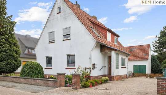 Bild von Wohlfühlen für Groß und Klein: Einfamilienhaus mit Dachwohnung und Garten
