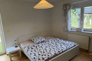 Möblierte 2-Zimmer-Erdgeschosswohnung mit großflächigen Garten, Einbauküche & Carport in Feldmoching – Die vollständige Adresse der Immobilie erhältst du vom Anbieter., 80995 Feldmoching, München – Vorschaubild 2