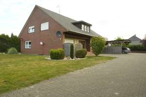 Reserviert - Vermietetes Zweifamilienhaus mit Einliegerwohnung – Die vollständige Adresse der Immobilie erhältst du vom Anbieter., 26897 Breddenberg – Vorschaubild 1