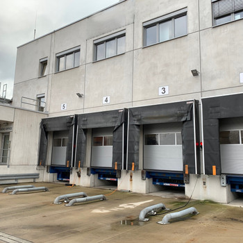 Paletten-Hochregallager mit Rampenandienung