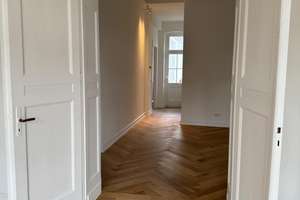 Kernsanierte, denkmalgeschützte Altbauwohnung in 2. Rheinlage mit drei Balkonen