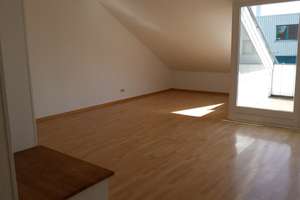 Geschmackvolle Wohnung mit drei Zimmern sowie Loggia und Einbauküche in Lübeck – Rigastraße 9, 23560 Sankt Jürgen, Lübeck – Vorschaubild 2