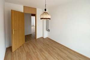 GEPFLEGTES UND MODERNISIERTES MEHRFAMILIENHAUS MIT DREI LADENGESCHÄFTEN NAHE GUSTAV-ADOLF-STRASSE – Die vollständige Adresse der Immobilie erhältst du vom Anbieter., 90431 Großreuth bei Schweinau, Nürnberg – Vorschaubild 9