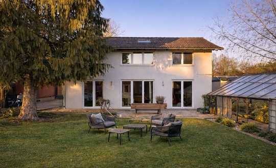 A+ KfW-Niedrigenergiehaus in Toplage, Designerbad, Doppelgarage & besonderer Garten, Energiebedarf