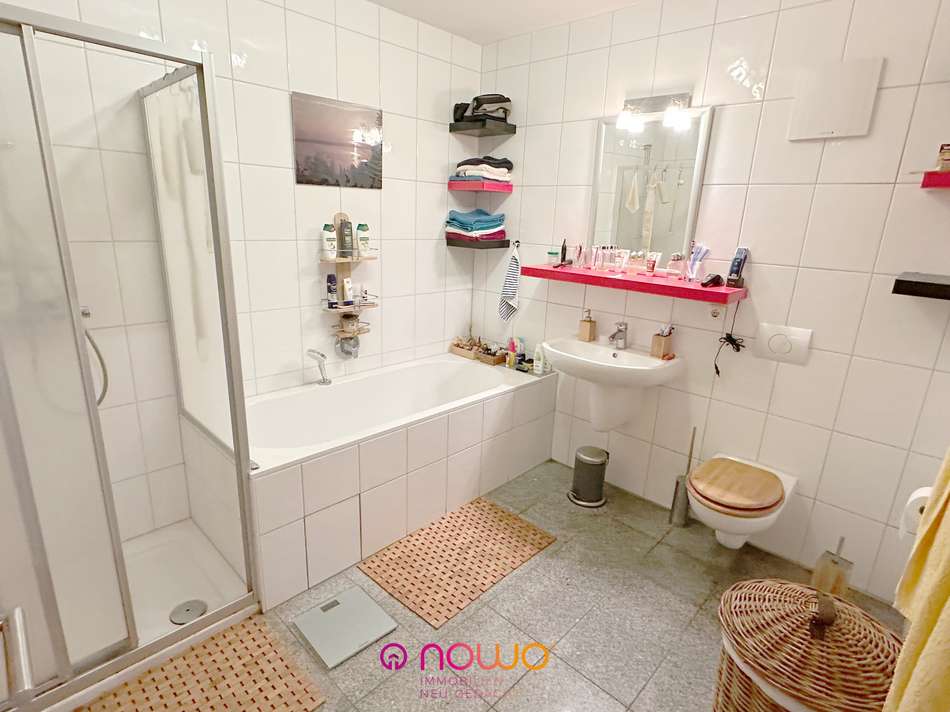 Badezimmer mit Dusche und Wann