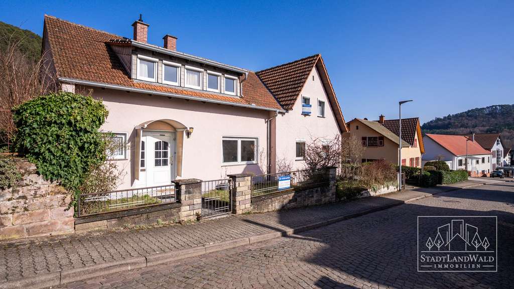 Immobilie in Dahn - Wohnen mit Burgblick – Großzügiges Einfamilienhaus mit Garten und Ausbaupotenzial in Dahn - Bild 1