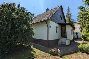 "CHARMANTES HÄUSCHEN MIT EINGEWACHSENEM GARTEN"