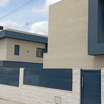Freistehendes Chalet, zwei Etagen, auf einem Grundstück von 225 m²