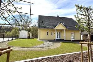 Viel Platz in zentraler Lage - gepflegtes Einfamilienhaus mit Garten! – Die vollständige Adresse der Immobilie erhältst du vom Anbieter., 57518 Betzdorf – Vorschaubild 2
