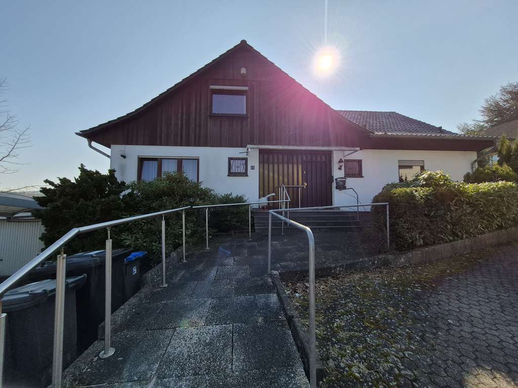 Immobilie in Hardegsen - * Hardegsen * gepflegtes Zweifamilienhaus mit Einliegerwohnung * Wfl. ca. 276 m² * GS ca. 975 m² * - Bild 0