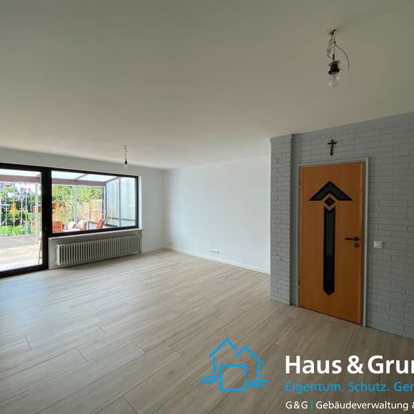 *** schönes Mittelreihenhaus mit Wintergarten - Garten u. Garage - in verkehrsberuhigter Lage **