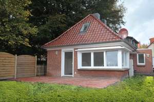 **Saniertes EFH mit Anbau/Garage in Marienhafe***PROVISIONSFREI – Die vollständige Adresse der Immobilie erhältst du vom Anbieter., 26529 Marienhafe – Vorschaubild 1