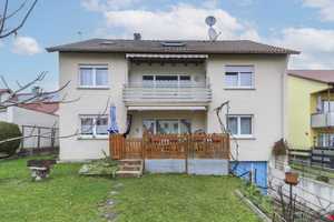 Gelegenheit: Sonniges Mehrfamilienhaus für Handwerker mit großen Garten und Garage – Ostalbkreis – Vorschaubild 1
