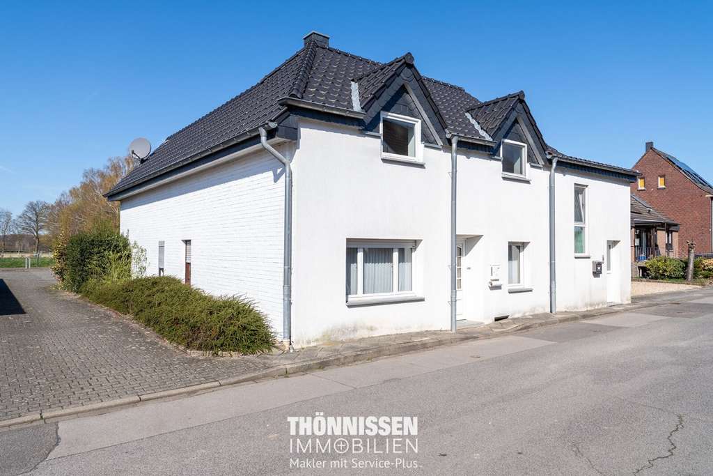 Immobilie in Wegberg - Wohnen & Investieren vereint: Charmantes 2-Familienhaus mit Ausbaupotenzial in Wegberg-Holtum - Bild 3