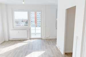 Modernisierte 1-Raum-Wohnung mit Balkon – Wolgograder Allee 204, 9123 Chemnitz – Vorschaubild 1