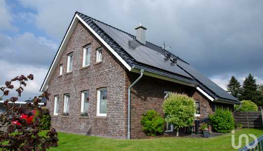 Bild von Platz für die ganze Familie – KfW55-Einfamilienhaus mit PV-Anlage in Langholt
