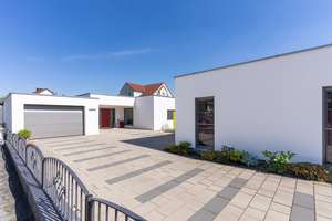 Moderne Bungalowanlage mit Einliegerwohnung, Wellnessbereich und Gartenidylle – Die vollständige Adresse der Immobilie erhältst du vom Anbieter., 91564 Neuendettelsau – Vorschaubild 5