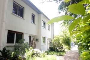 Ruhig gelegenes Reihenhaus ca. 125m² mit schönem Garten in der Karlsruher Waldstadt – Die vollständige Adresse der Immobilie erhältst du vom Anbieter., 76139 Waldstadt, Karlsruhe – Vorschaubild 2