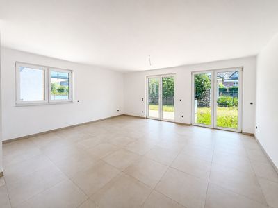 Moderne Eigentumswohnung mit eigener Terrasse und Garten