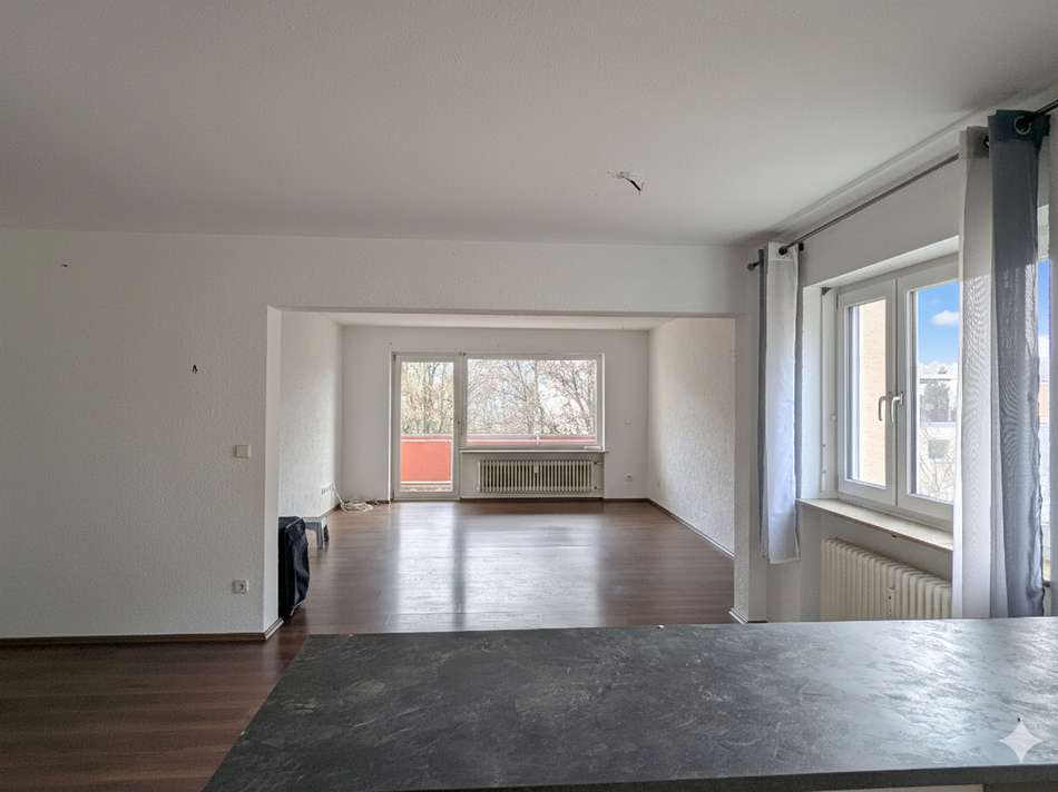 Blick von der Küche in den Woh