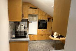 Renoviertes WG-Zimmer-Dachgeschosswohnung in Neu-Ulm mit Balkon u. Einbauküche  – Am Hügel 8, 89233 Neu-Ulm – Vorschaubild 3