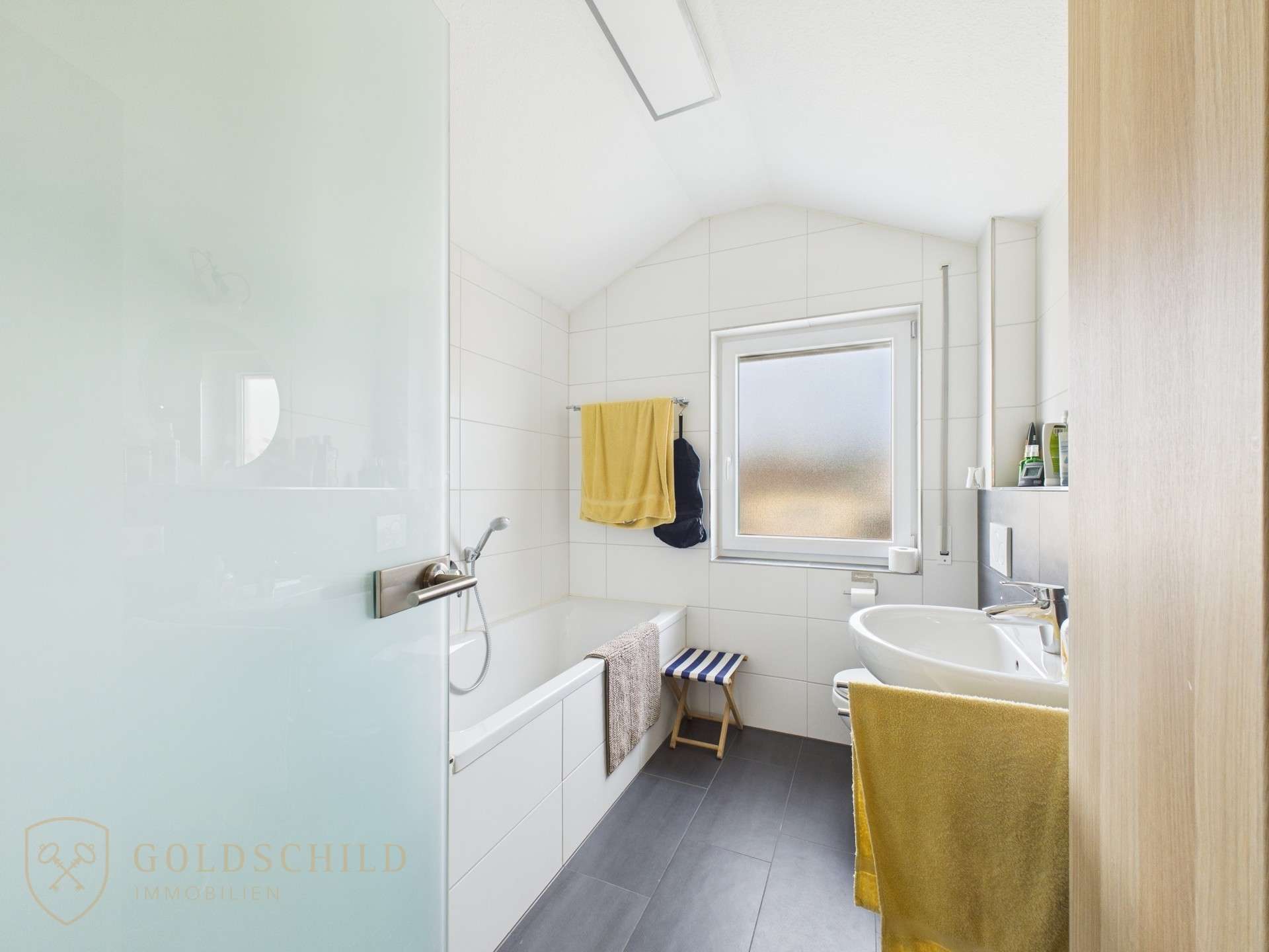 Immobilie in Hattenhofen - Moderne 3,5-Zimmer-Wohnung mit Balkon - Bild 1