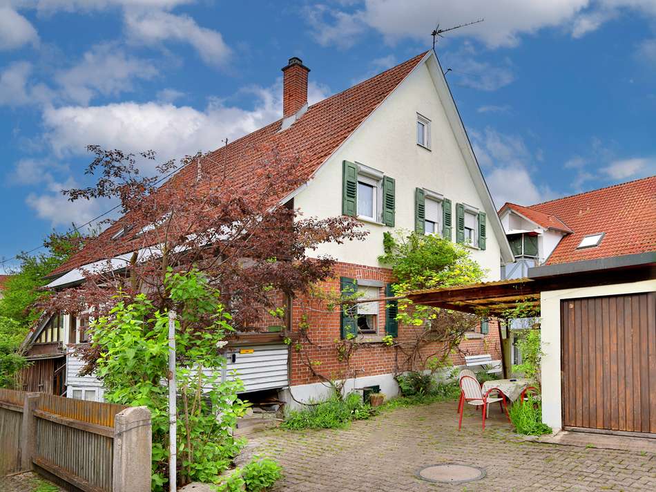 Hausansicht mit Garage und ...