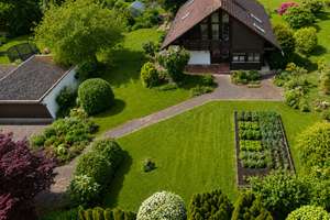 Ein Zuhause zum Durchatmen – charmantes Holzhaus in ruhiger Aussichtslage! – Die vollständige Adresse der Immobilie erhältst du vom Anbieter., 88400 Biberach an der Riß – Vorschaubild 2