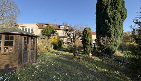 Bild von Wohnhaus mit Architektenplanung und Gartenidyll in Nieder-Eschbach