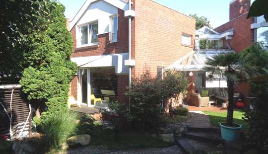 Bild von Lehrte: Individuelles Terrassen-Chalet-Haus mit herrlichem Garten in ruhiger und beliebter Stadtlage