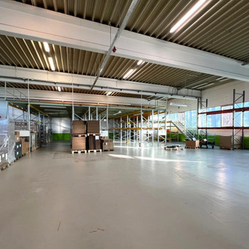 Lager- und Produktionshalle mit hochwertigen Büroflächen