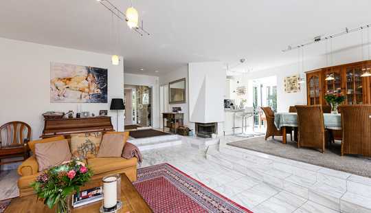 Bild von Stilvolles und repräsentatives Wohnen in Rissen: Modernes EFH mit Kamin, Wintergarten, Doppelcarport