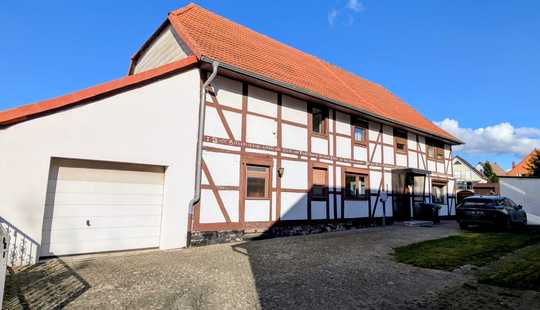Bild von Elegantes Fachwerkhaus mit großem Garten, zwei Garagen und sechs Stellplätze in Broistedt