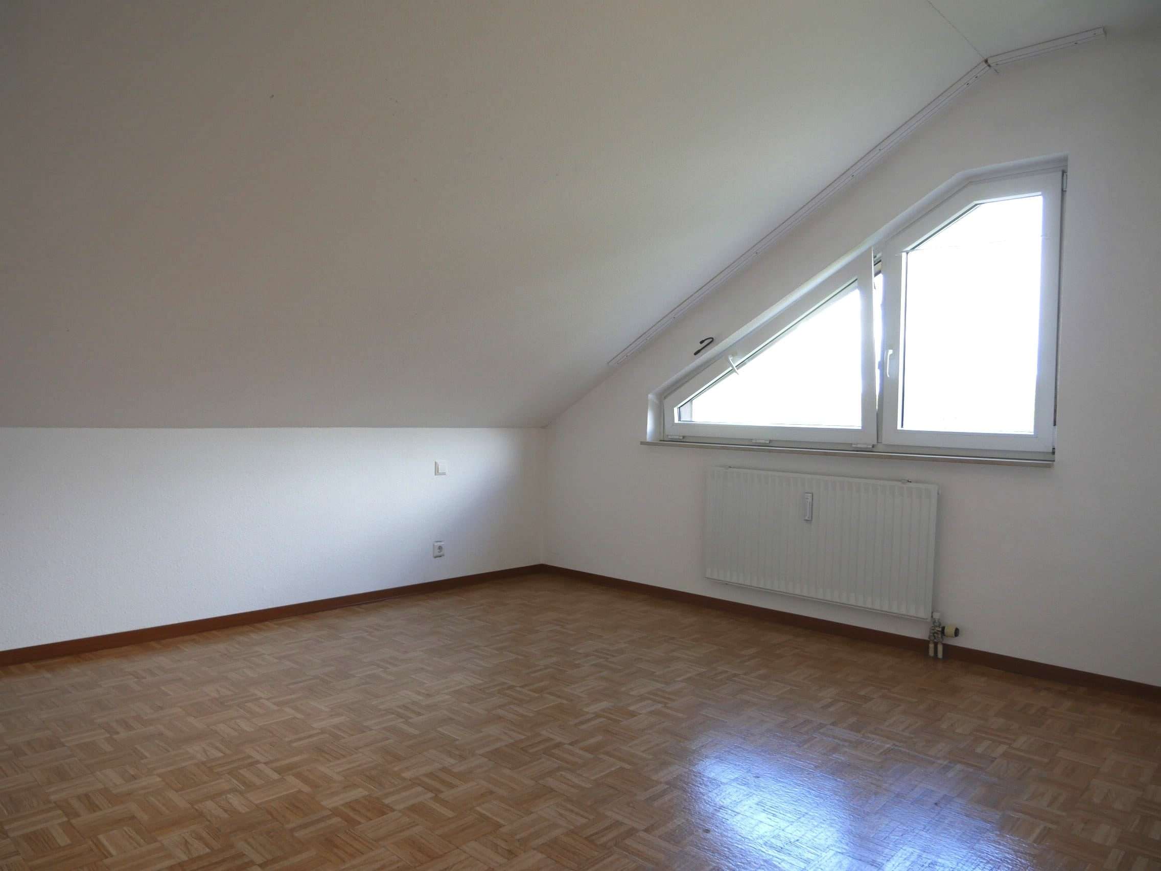 Immobilie in Schönwald im Schwarzwald - Wohnen mit Aussicht: 2,5-Zimmer-Dachgeschosswohnung in 78141 Schönwald! - Bild 1