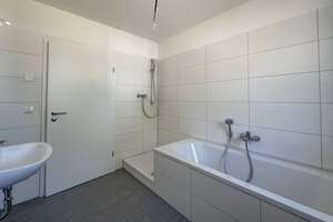 Zum 01.12.! Wohnen wie im Haus! Mit Tageslichtbad, Balkon und Stellplatz | Luft-Wärme-Pumpe – 4838 Zschepplin – Vorschaubild 8