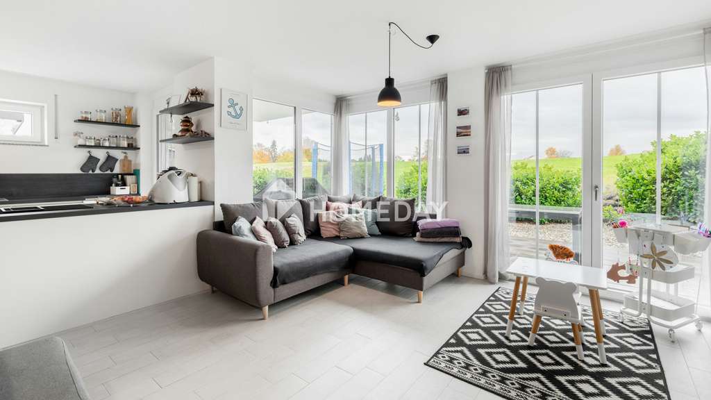 Immobilie in Rimsting - Stilvolle Maisonettewohnung mit PV-Anlage, 2 Stellplätzen und freiem Bergblick in ruhiger Lage - Bild 1