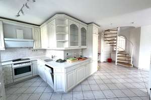 60437 Frankfurt (Nieder-Erlenbach), Maisonette Wohnung, Wfl. ca.130m²,4Zi,EBK,2Bä, 2 Balk, Stellpl. – Die vollständige Adresse der Immobilie erhältst du vom Anbieter., 60437 Nieder-Erlenbach, Frankfurt am Main – Vorschaubild 3