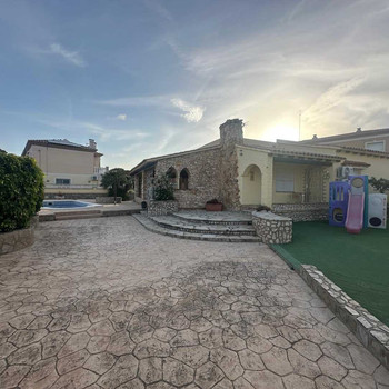 Exklusives Einfamilienhaus mit Pool auf einem 700m² großen Grundstück!!!