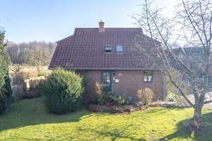 Familientraum in ruhiger Lage – Gepflegtes Einfamilienhaus mit Kamin, großem Garten und Doppelgarage – Die vollständige Adresse der Immobilie erhältst du vom Anbieter., 31688 Nienstädt – Vorschaubild 3