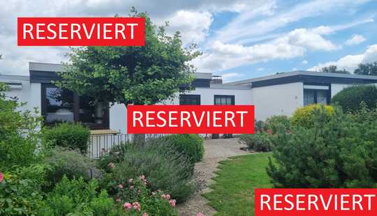 Bild von Eigentumsgrundstück mit Bungalow, Garage und Garten