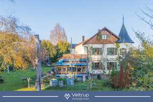 Wohnhaus mit Erkertürmchen in Dießen: 
Ein Grundstück mit Seele und vielen Möglichkeiten – Landsberg am Lech (Kreis) – Vorschaubild 1