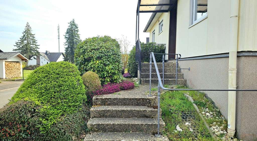Immobilie in Zell (Mosel) - Wohnen auf einer Ebene-Kleines Einfamilienhaus mit Garage und Garten in guter Wohnlage von Zell/Barl - Bild 2