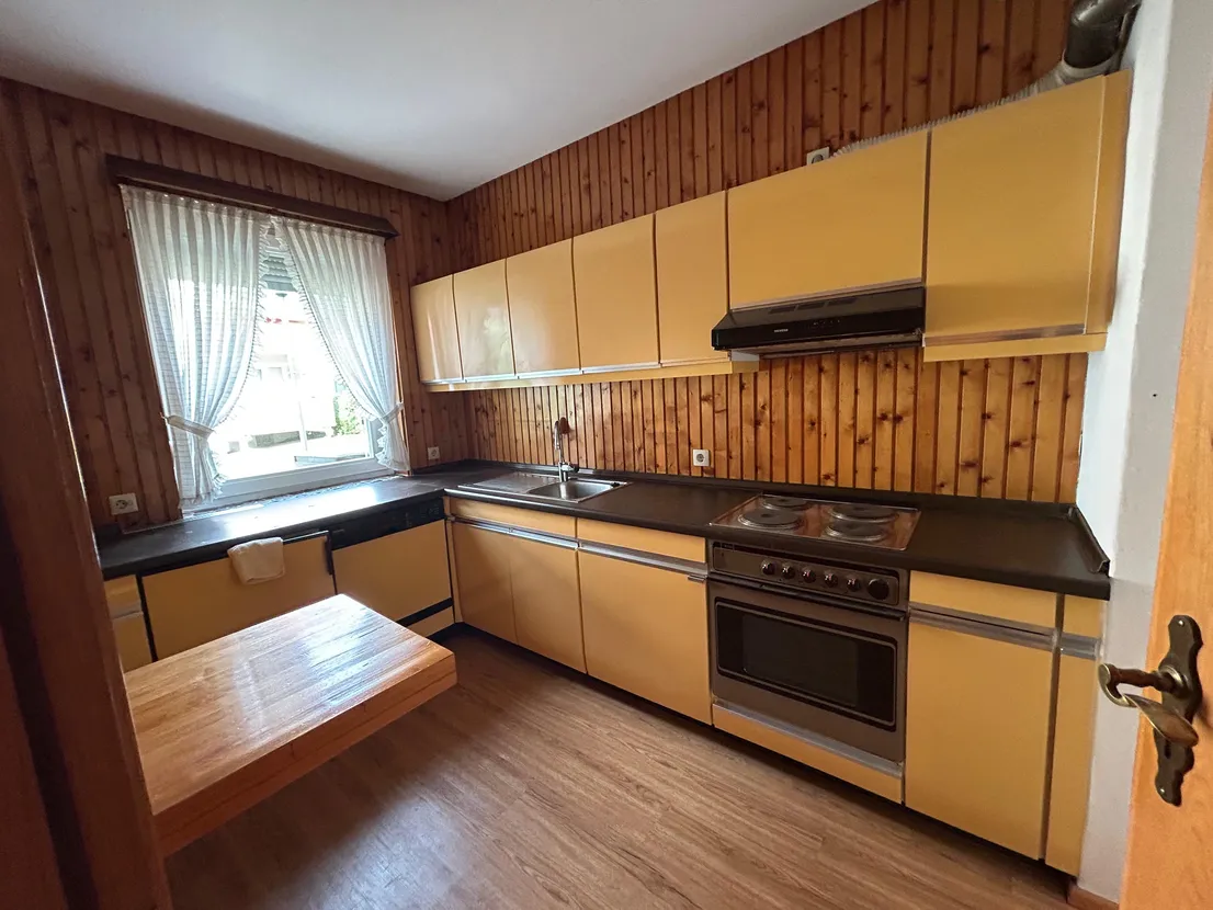Gemütliches Reihenendhaus mit XL-Dachterrasse, Terrasse, Garten und zwei Garagen – Küche