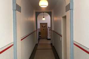 TOP gemütliche 3 ZKDB Wohnung im 2. OG in zentraler, aber ruhiger Lage nahe dem Helios und der FH – Johannesplatz 8, 47805 Krefeld – Vorschaubild 2